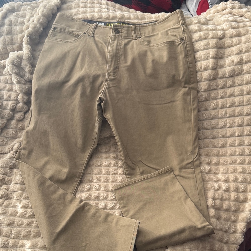 Men's extreme motion MVP a straight fit tampered leg chino Pants